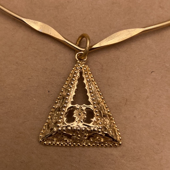 Triangular, Goldtone PENDANT with FLORAL motif + Goldtone COLLAR NECKLACE - Picture 2 of 5